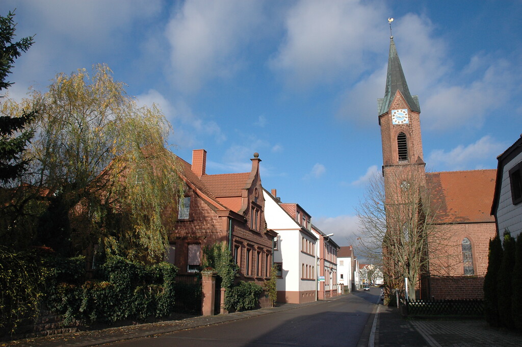 Die Hauptstraße in Mackenbach mit der Kirche (2007)