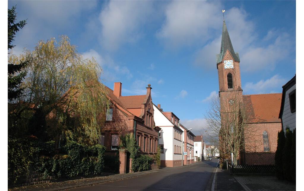 Die Hauptstraße in Mackenbach mit der Kirche (2007)