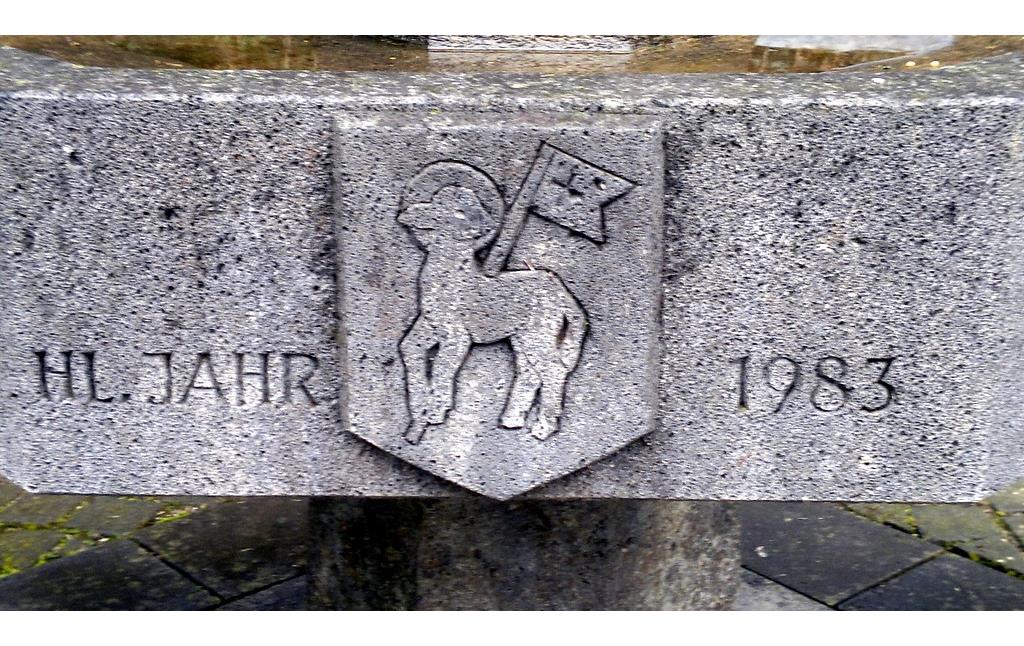 Symbol des siegreichen Lammes am Simonsbrunnen in Sayn (2015)