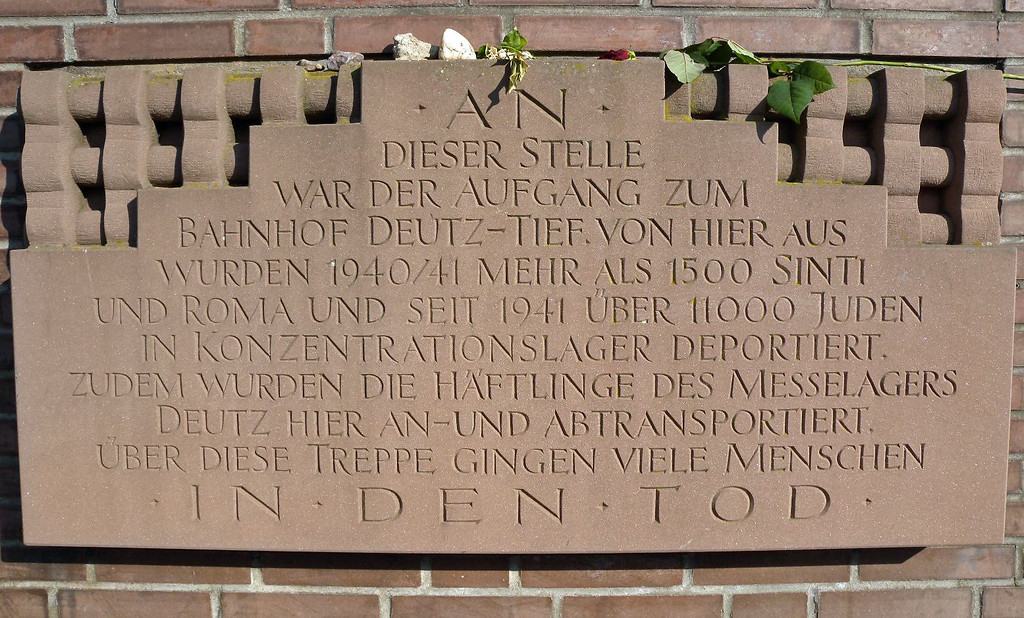 Gedenktafel zur Deportation der Juden während des Zweiten Weltkrieges im Bahnhof Köln-Deutz (2011).