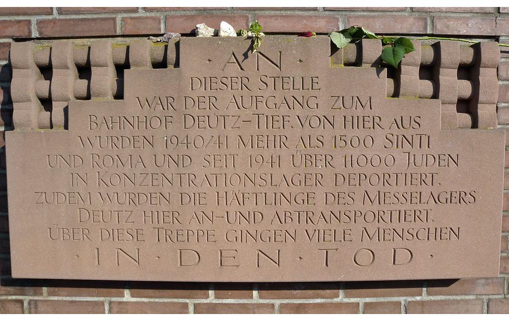 Gedenktafel zur Deportation der Juden während des Zweiten Weltkrieges im Bahnhof Köln-Deutz (2011).