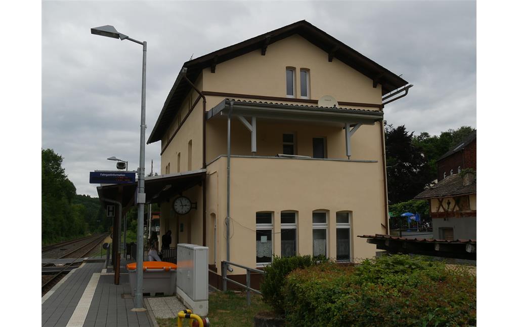 Südseite des Bahnhofsgebäudes in Weinbach-Fürfurt (2017)