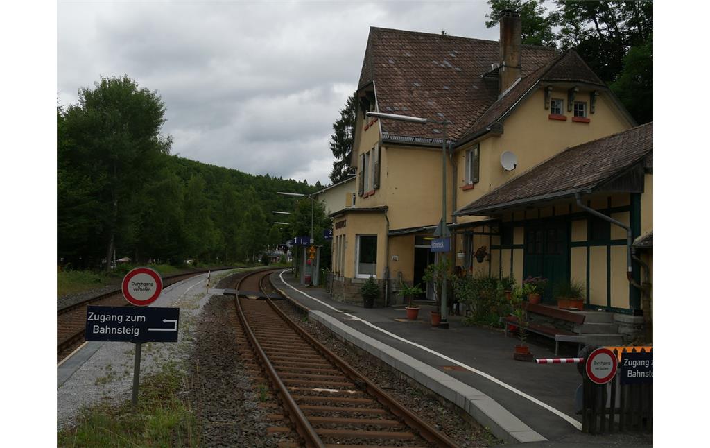 Westseite des neuen Bahnhofs in Weinbach-Gräveneck (2017)