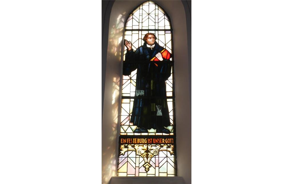 Kirchenfenster mit einer Darstellung Martin Luthers in der evangelische Kirche in Mackenbach (2022)