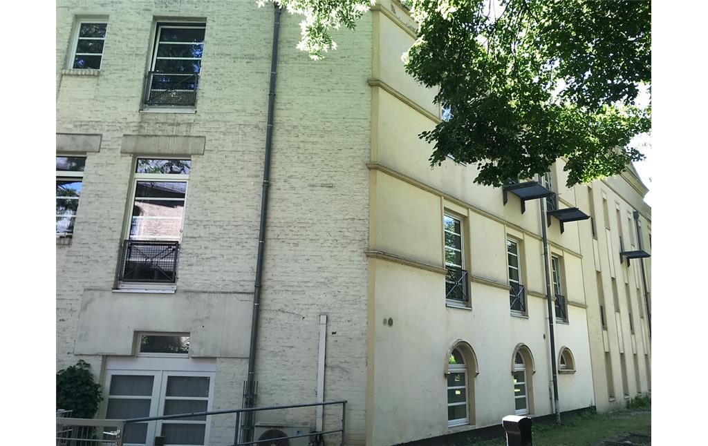 Verputzte Schaufassade (rechts) und gestrichene Ziegelfassade (links) der ehemaligen Steinzeugfabrik Weiden & Schaaf (2022)