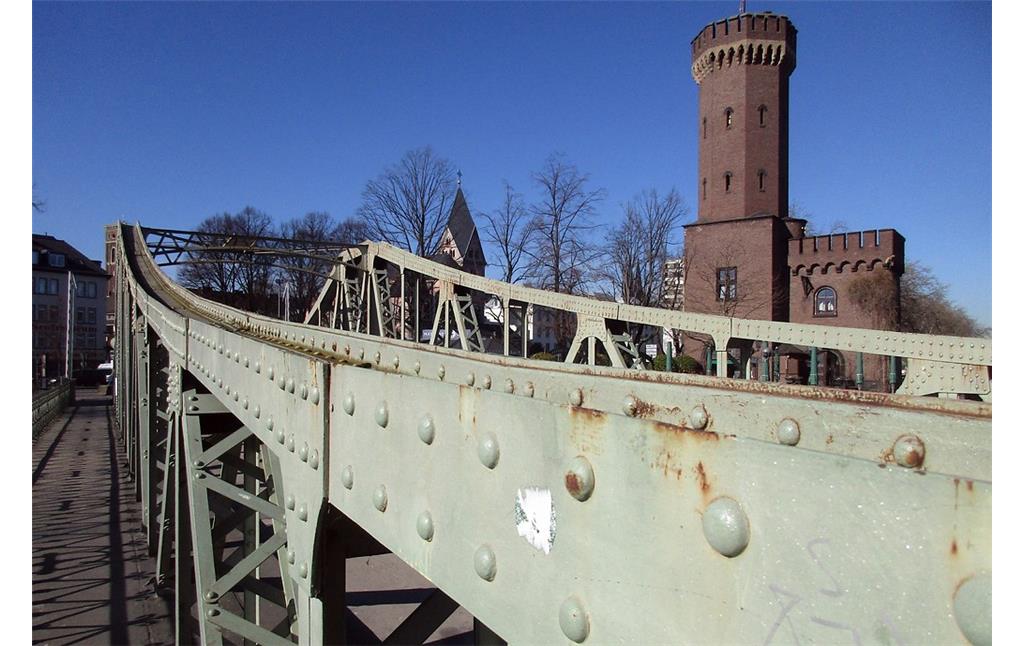 Die Hafendrehbrücke im Kölner Rheinauhafen, dahinter der Malakoffturm am Holzmarkt (2019).