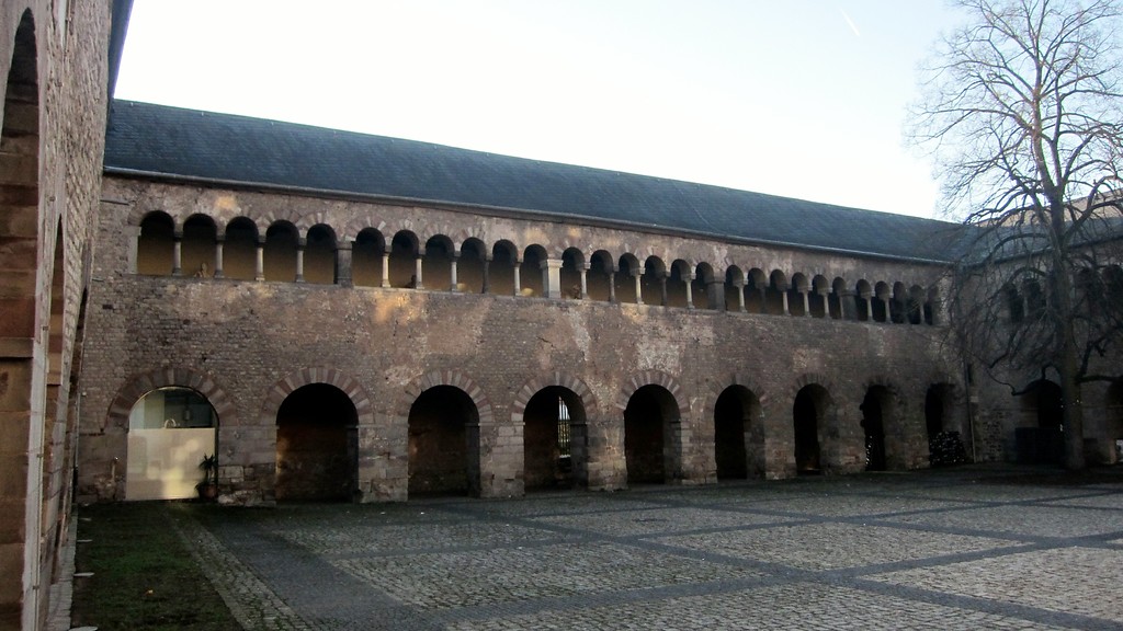 Simeonsstift (Kanonikerstift St. Simeon) in Trier, Ansicht des Südflügels vom Innenhof aus (2014).