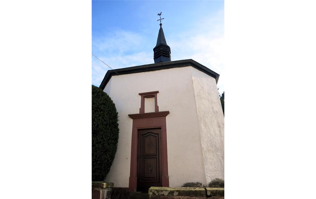 Detailansicht der 1827 erbauten Kapelle St. Johannes Evangelist im historischen Weiler Irsch bei Bitburg (2015).