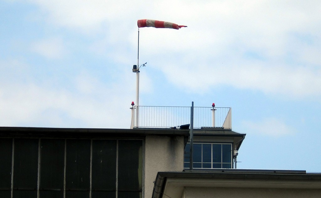 Der obere Bereich des Towers mit einer Wetterfahne auf der Flugzeughalle I des Flughafens Butzweilerhof (2015).