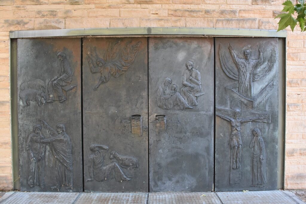 Zweiflügeliges Portal mit Bronzeplatten