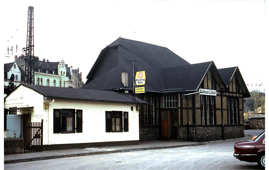 Das alte Empfangsgebäude am Bahnhof Koblenz-Lützel kurz vor dem Abriss (1978/79)