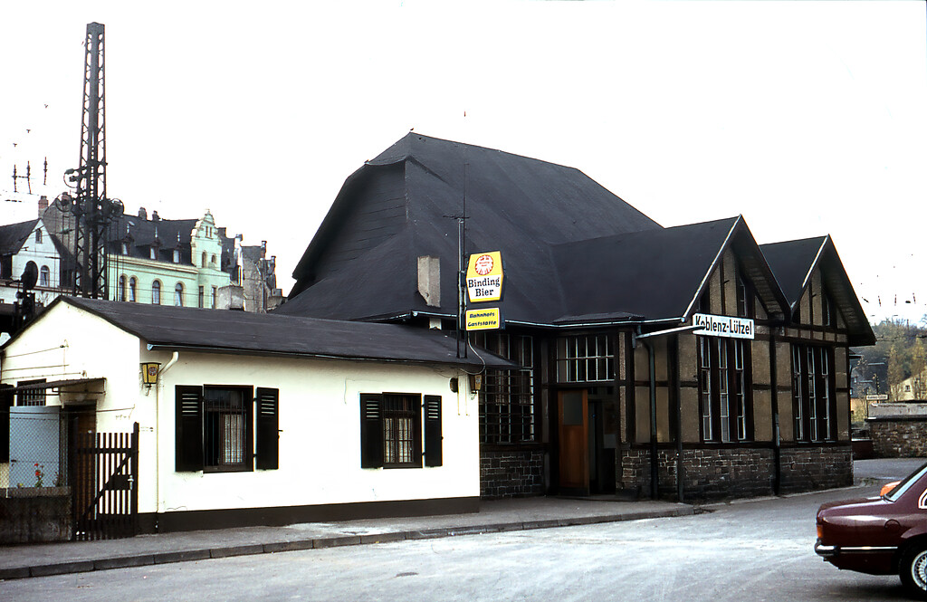 Das alte Empfangsgebäude am Bahnhof Koblenz-Lützel kurz vor dem Abriss (1978/79)