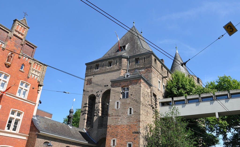 Blick auf das Obertor in Neuss von der Stadtseite aus (2017).