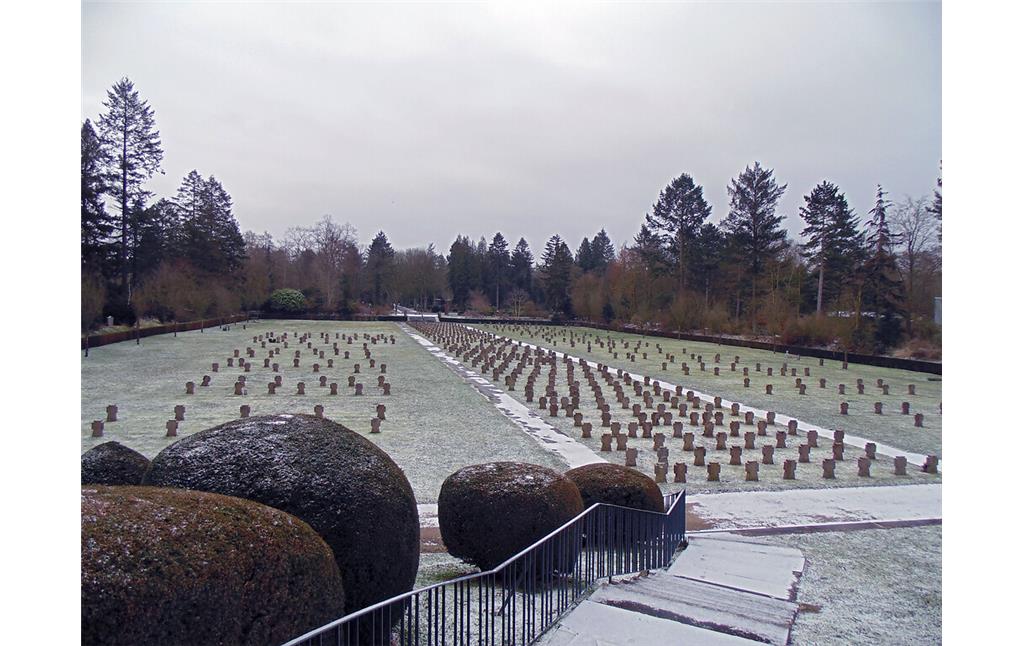 Blick über das Gräberfeld für deutsche Kriegsopfer auf dem Westfriedhof in Köln-Vogelsang von Westen aus gesehen (2021).