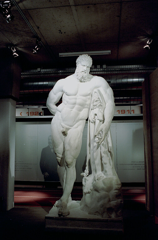 Herakles-Skulptur im Deutschen Sport und Olympiamuseum in Köln-Altstadt-Süd (2005). Der altgriechische Halbgott Herakles steht für körperliche Stärke.