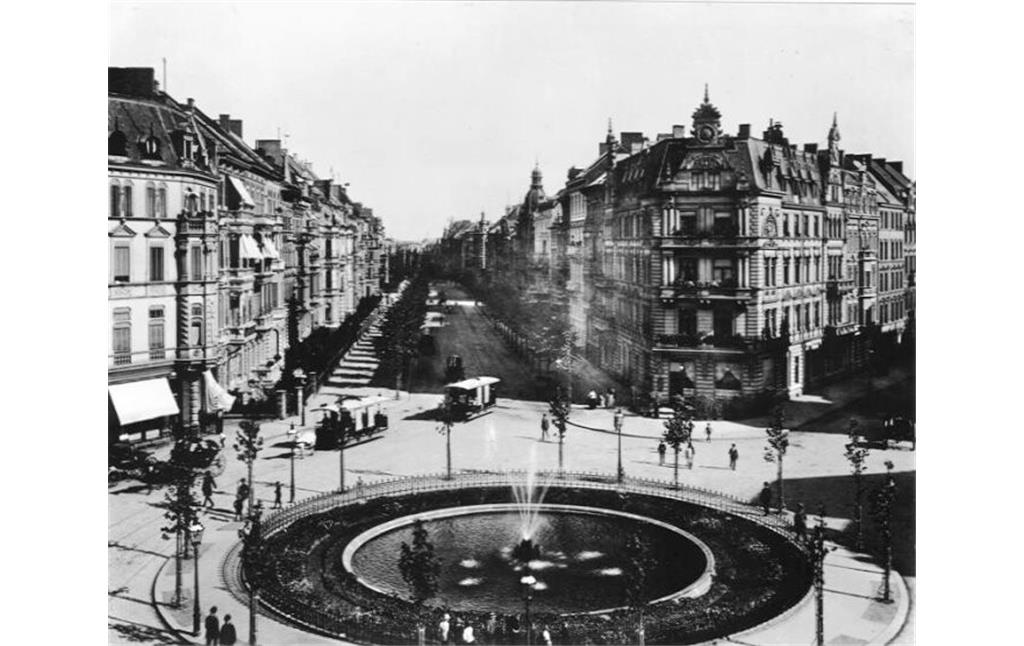 Historische Aufnahme mit Blick über den Kölner Barbarossaplatz in Richtung Salierring (um 1890), im Bild sind Wagen der damaligen Kölner Pferdebahn zu sehen.