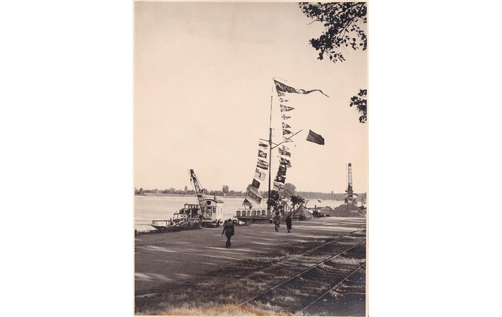 Historische Fotografie des Schiffermastes am Rheinufer in Nierstein (um 1950er Jahre)