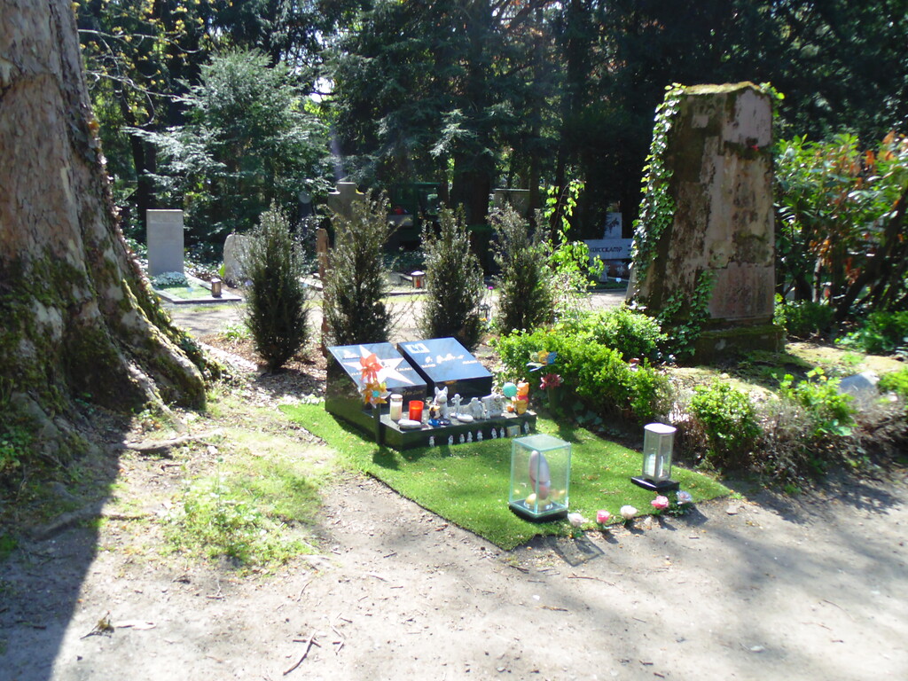 Das farbenfrohe Grab des Schauspielers und Komikers Dirk Bach und seines Lebensgefährten auf dem Melatenfriedhof in Köln-Lindenthal (2020)