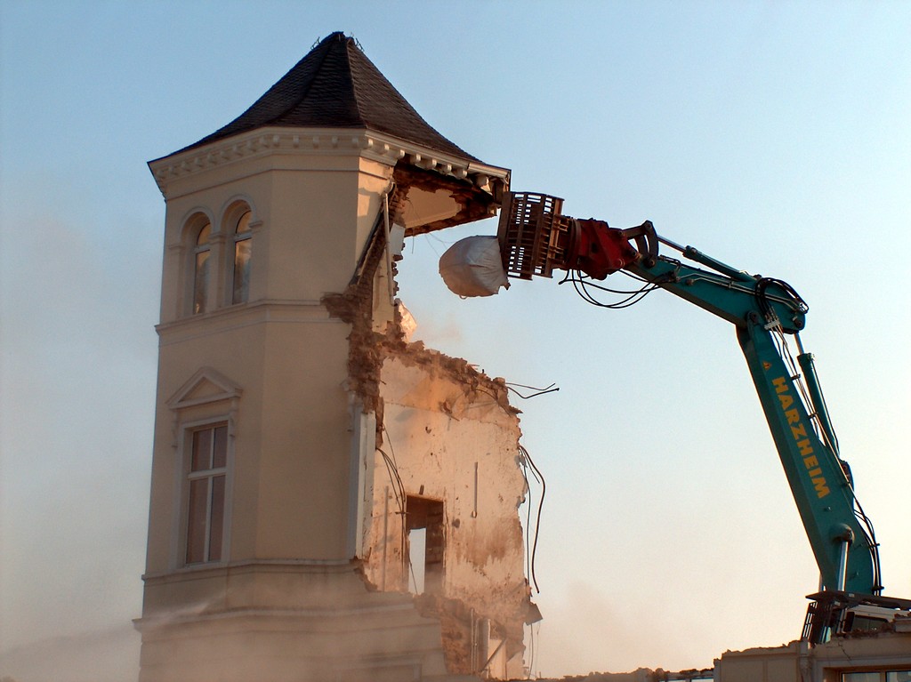 Ein Abrissbagger nagt an den Resten eines Turms der früheren "Villa Dahm", einst Sitz der Parlamentarischen Gesellschaft im früheren Bonner Gronauweg (2005).