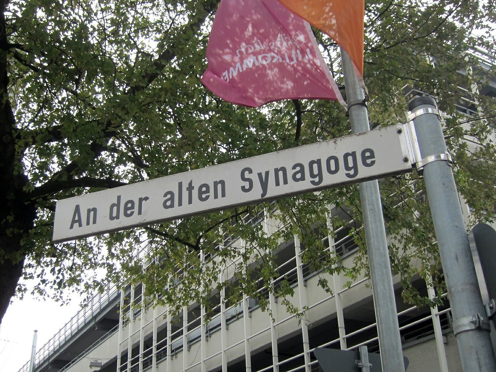 Straßenschild mit der Aufschrift: "An der alten Synagoge"; es kennzeichnet den Platz, auf dem sich einst die alte Krefelder Synagoge befand (2014)