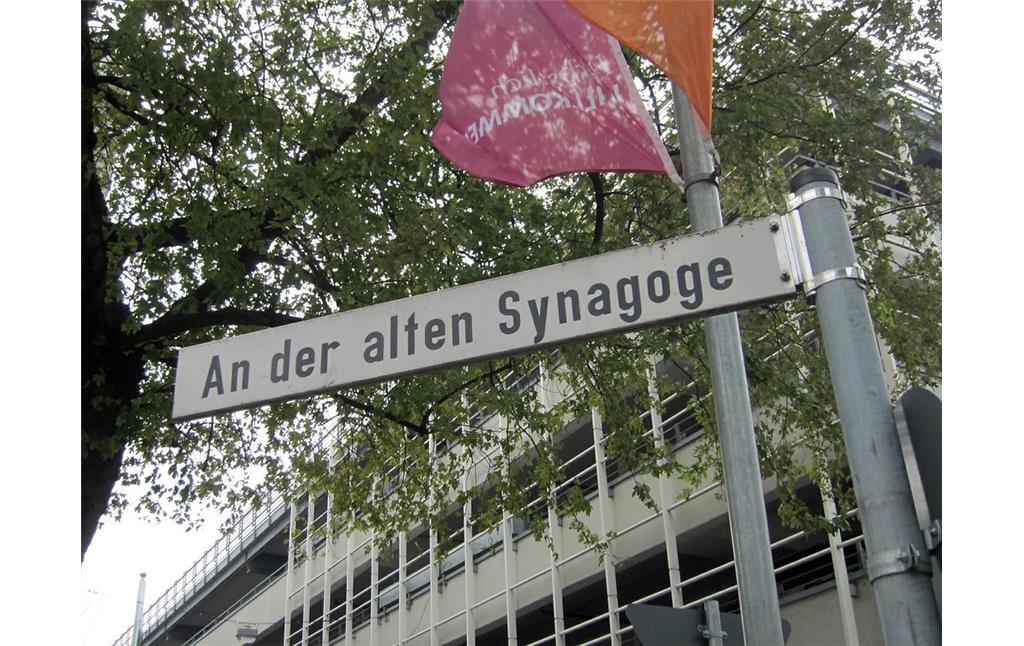 Straßenschild mit der Aufschrift: "An der alten Synagoge"; es kennzeichnet den Platz, auf dem sich einst die alte Krefelder Synagoge befand (2014)