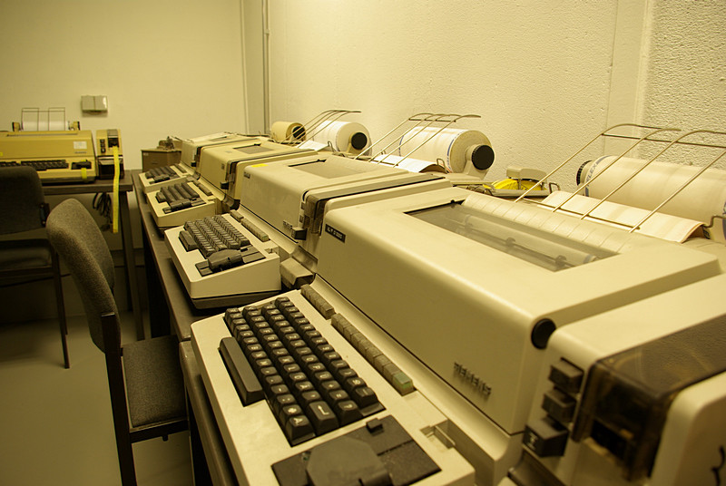 Das Fernschreibzentrum in der Ausstellung der Dokumentationsstätte Regierungsbunker im Ahrtal (2010).