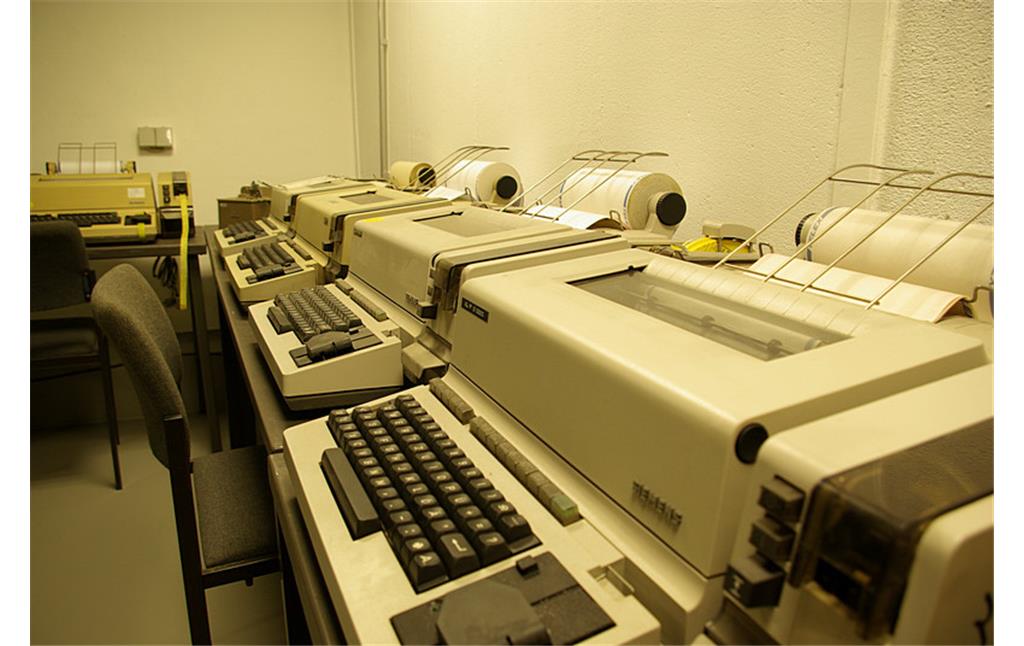 Das Fernschreibzentrum in der Ausstellung der Dokumentationsstätte Regierungsbunker im Ahrtal (2010).