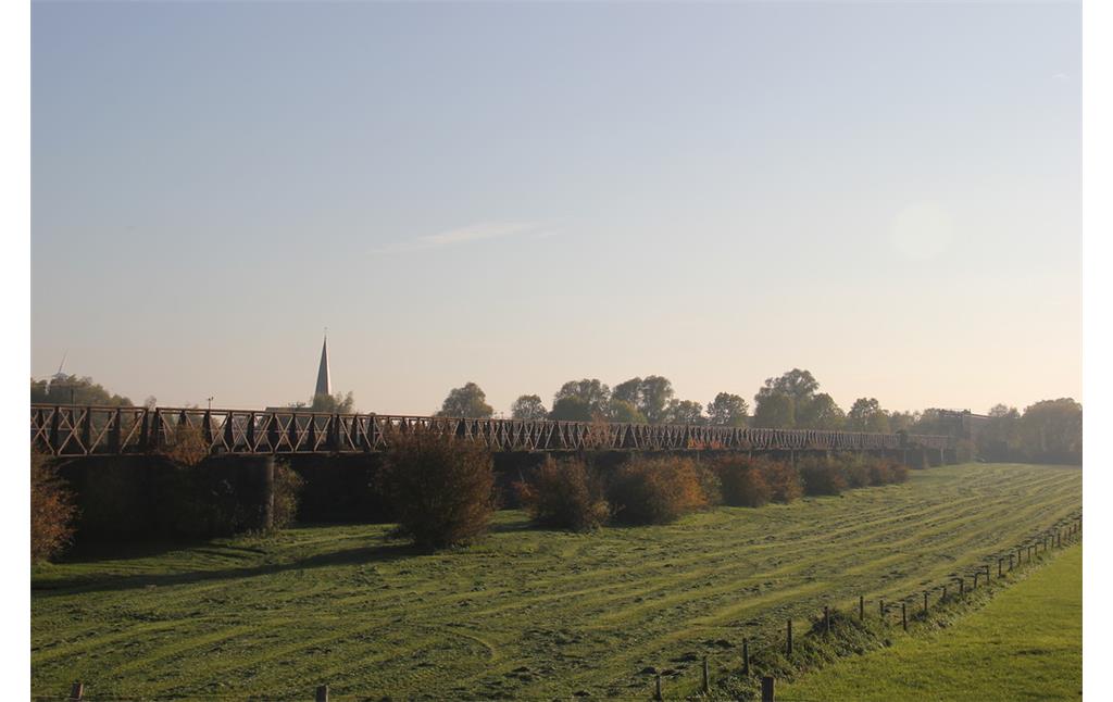 Die Griethausener Eisenbahnbrücke bei Kleve (2015).
