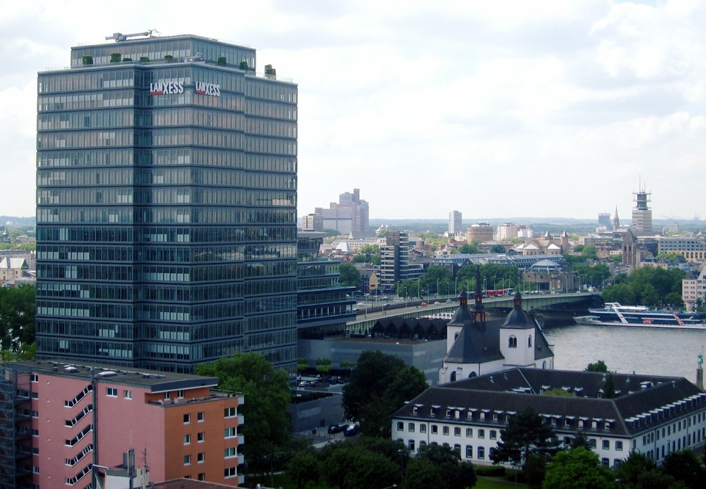 Lanxess Tower in Köln (vormals Lufthansa-Hochhaus), rechts davon die Benediktinerabtei St. Heribertus in Deutz und die Deutzer Brücke über den Rhein (2014)