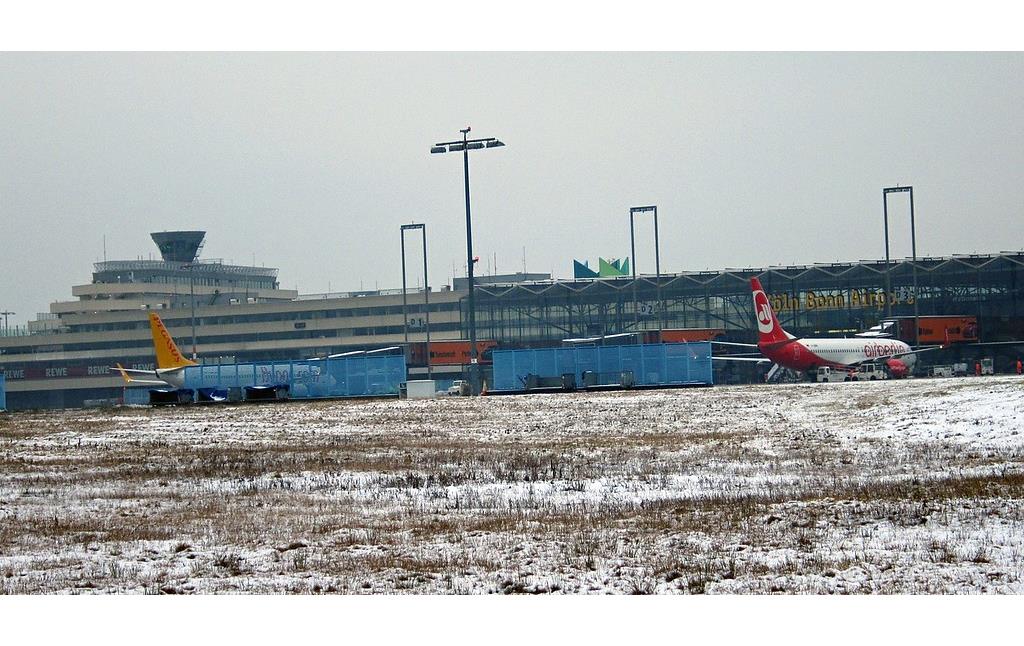 Hauptterminal des Flughafens Köln/Bonn "Konrad Adenauer" mit davor stehenden Verkehrsflugzeugen, Ansicht aus östlicher Richtung (2015)