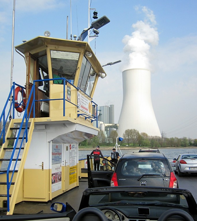 Die Fähre Walsum während der Überfahrt über den Rhein von Rheinberg-Orsoy nach Duisburg-Walsum (2014). Blick auf das STEAG-Kraftwerk in Walsum.