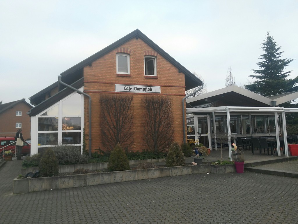 Das "Café Dampflok" im umgebauten Bahnhofsgebäude des ehemaligen Kleinbahnhofs Ost in Elsdorf (2018), Ansicht von Süden.
