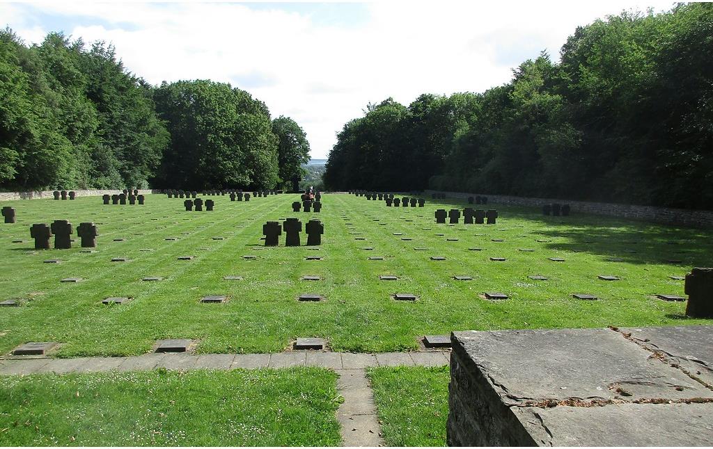 Blick über den Soldatenfriedhof mit Gedenkstätte in Vossenack im Kreis Düren (2017).