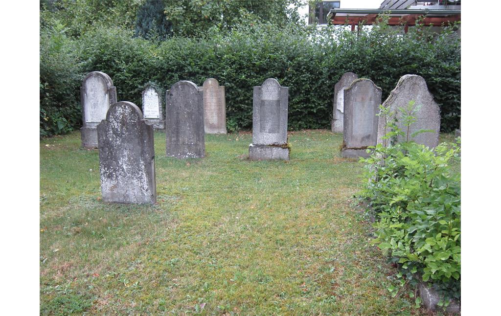 Grabsteine auf dem jüdischen Friedhof an der Kölner Straße in Schleiden-Gemünd (2013).