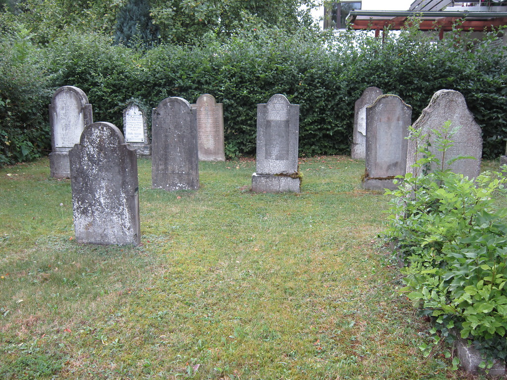 Grabsteine auf dem jüdischen Friedhof an der Kölner Straße in Schleiden-Gemünd (2013).