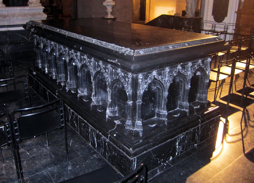 Grabmal von Balduin von Luxemburg (um 1285-1354, 1307-1354 Erzbischof und Kurfürst von Trier). Tumba aus schwarzem Marmor im Westchor des Trierer Doms (2014).