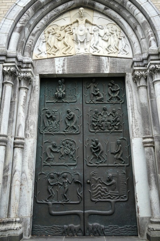 Das von dem Kölner Bildhauer Elmar Hillebrand (1925-2016) gestaltete nördliche Portal zu der "Basilica minor"-Kirche des Kunibertstifts in Köln-Altstadt-Nord (2023).