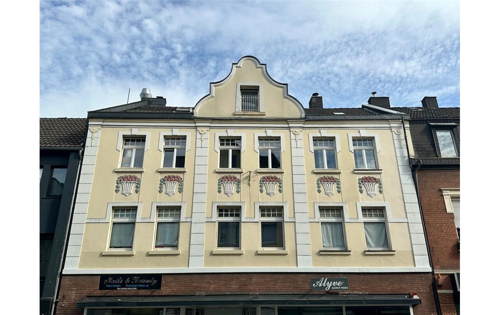 Das Haus Hauptstraße Nr. 396 wurde um 1905 errichtet (2023).