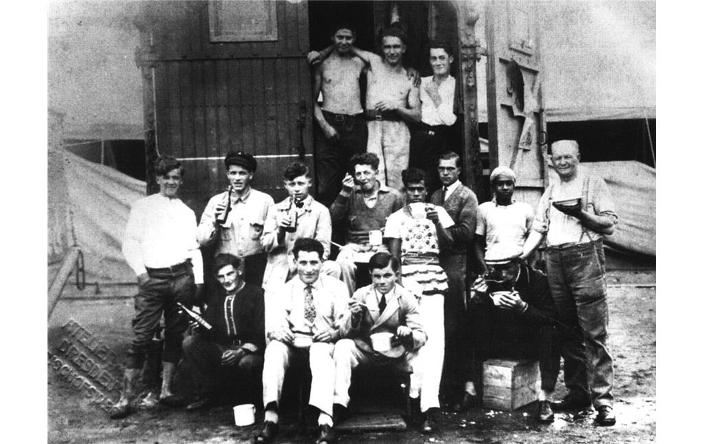 Zirkusleute, teilweise aus Mackenbach stammend, machen eine Pause (um 1920)