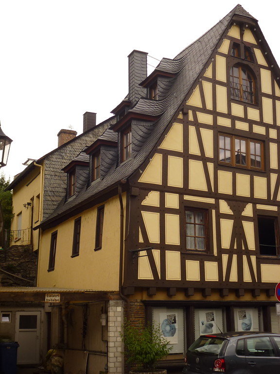 Fachwerkhaus in der Chablisstraße 5 in Oberwesel (2016). Die Aufnahme zeigt das Gebäude von der Seite.