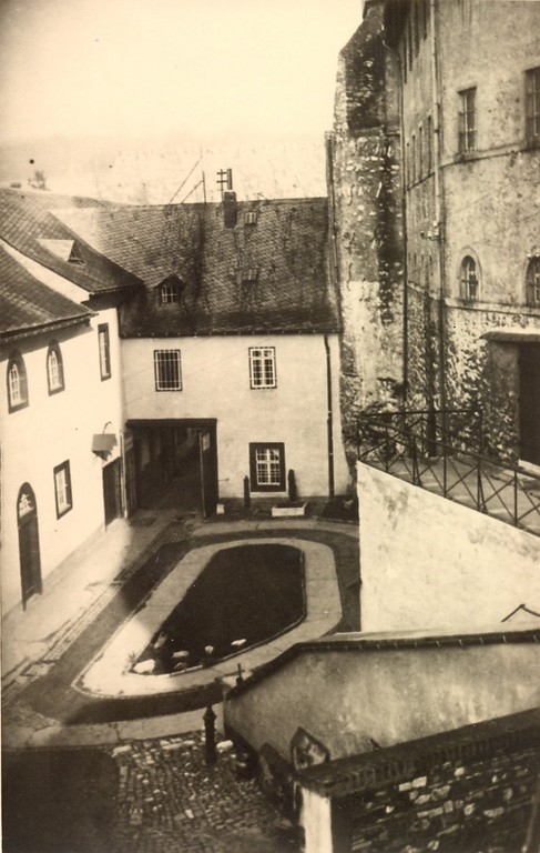 Der Innenhof des Grafenschlosses Diez wurde zur Zeit der Strafanstalt für den Freigang der Zuchthäusler genutzt (um 1900).