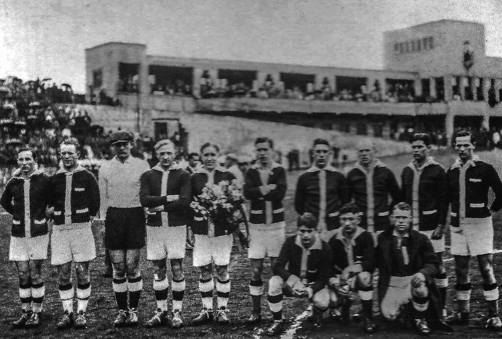Historische Aufnahme von einem Fußballspiel im Poststadion Bonn (1932); im Bild die Mannschaft des Westdeutschen Fußballverbands, die die Auswahl von Luxemburg mit 6:0 schlug.