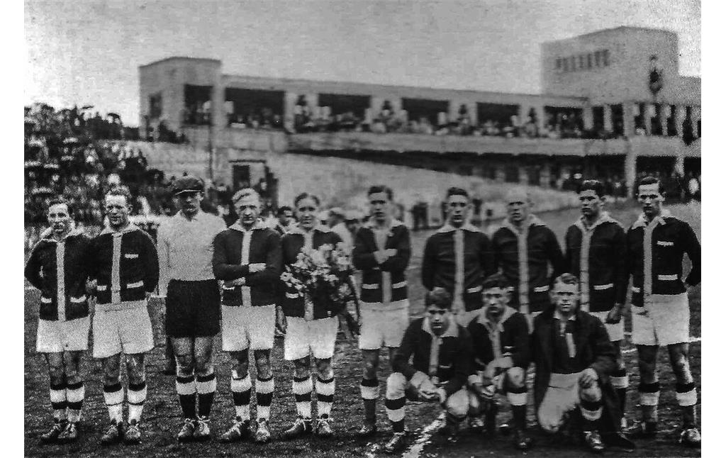 Historische Aufnahme von einem Fußballspiel im Poststadion Bonn (1932); im Bild die Mannschaft des Westdeutschen Fußballverbands, die die Auswahl von Luxemburg mit 6:0 schlug.