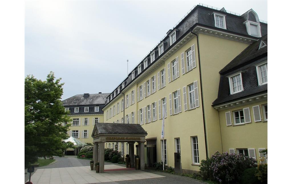 Das Hauptgebäude mit Eingang zum früheren Bundesgästehaus auf dem Petersberg im Siebengebirge, heute Steigenberger Grandhotel Petersberg (2020).