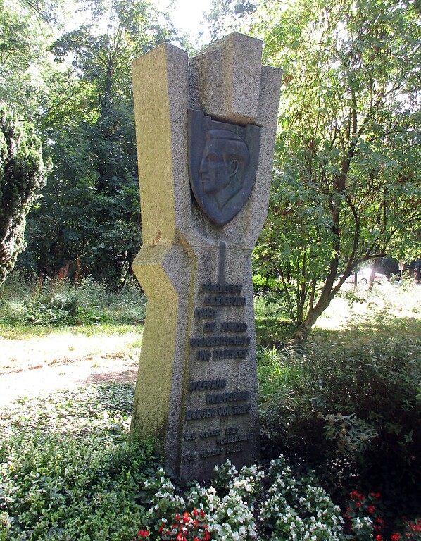 Das Denkmal für Wolfgang Reichsgraf Berghe von Trips nahe der "Alten Burg" im Stadtpark Horrem (2022).