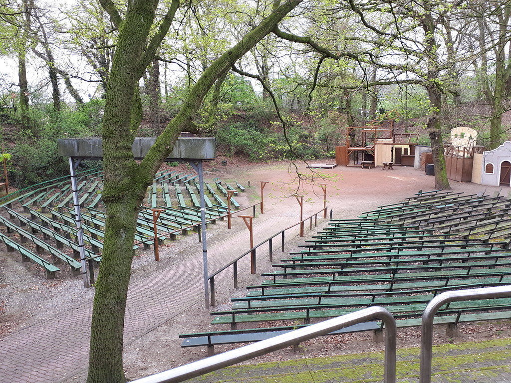 Blick von den oberen Sitzrängen auf das Amphitheater in Xanten-Birten (2017).