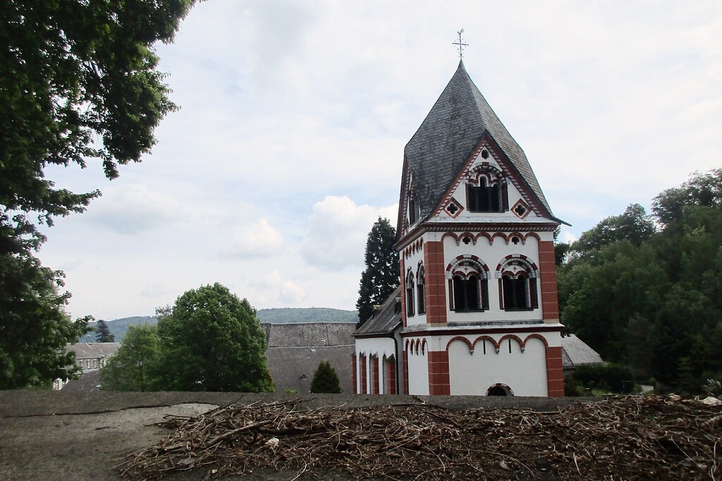 Der Turm der Nikolauskapelle auf dem Klosterfriedhof der Benediktinerabtei Maria Laach (2020).