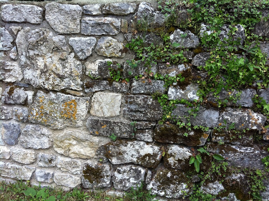 Bruchsteinmauer am Kirchhof Sand. Links vermörtelter, rechts offenfugiger Bereich.