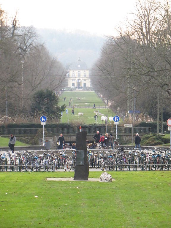 Der Kaiserplatz und die Poppelsdorfer Allee in Bonn, im Hintergrund das Poppelsdorfer Schloss (2012).