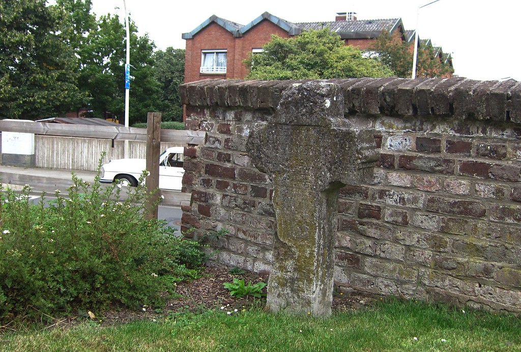 Grabstein auf dem Friedhof an der Kirche Alt St. Ulrich in Frechen-Buschbell (2013)